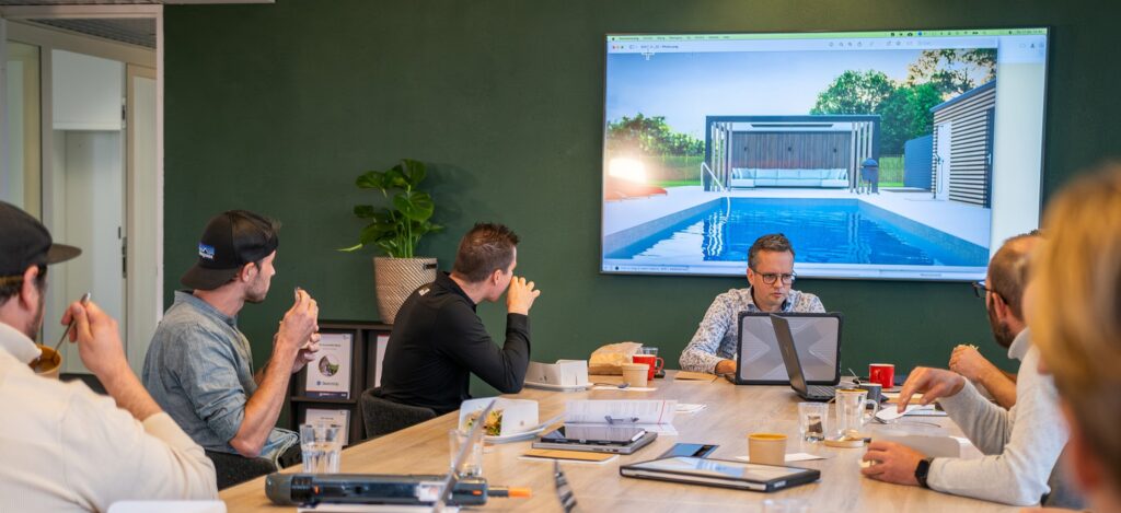 Deelnemers volgen een SketchUp-training bij SketchExpert met een model op het scherm